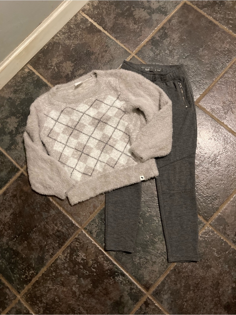 abercrombie kids Light Gray Argyle Crewneck Sweater and Leggings Set. Size7/8